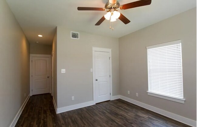 Building Photo - 124 Waverly Dr