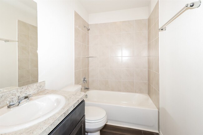 Building Photo - 2157 Middle Rdg Dr