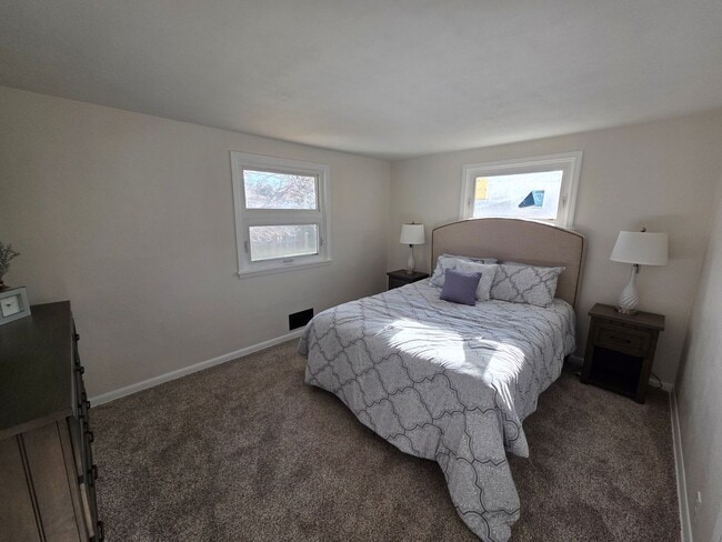 Building Photo - 4 bedroom Rental in Bettendorf