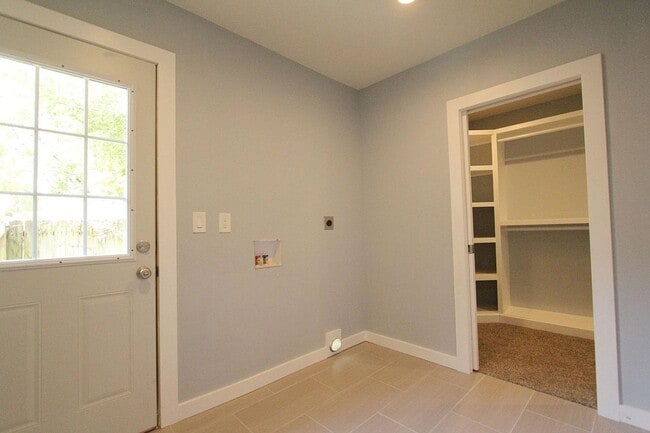 Building Photo - 625 E Cozy St