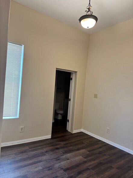 Building Photo - 136 N 10th Ave