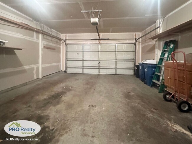 Building Photo - Recently Remodeled 3 Bedroom Townhome
