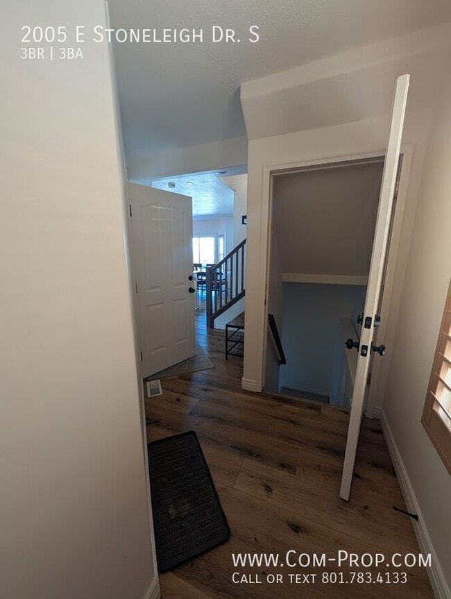 Building Photo - 2005 Stoneleigh Dr S