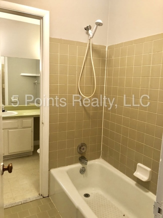 Building Photo - 420 Walton Ln