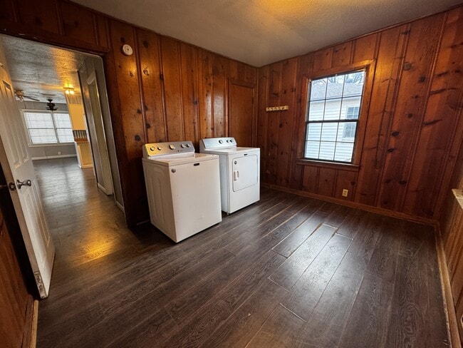 Building Photo - 719 Small St