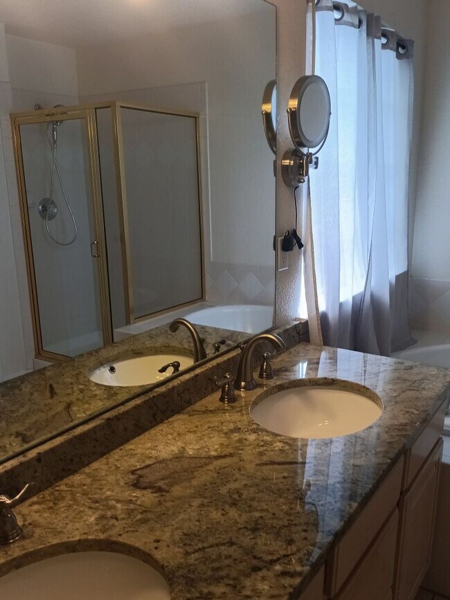 Building Photo - 5 bedrooms, 3 Bath House! Located On NE Si...