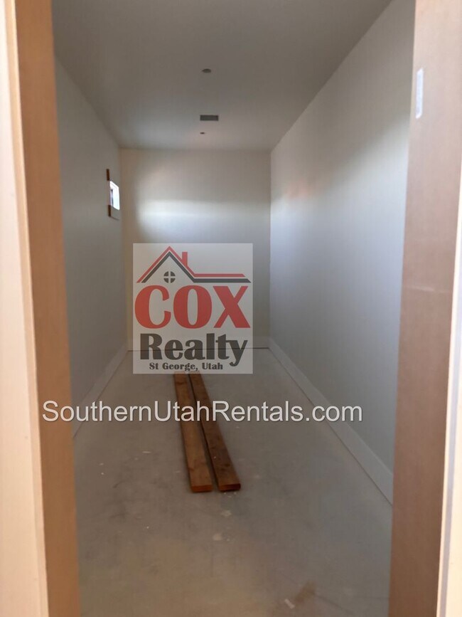 Building Photo - Gorgeous Washington Fields Home with 6 bed...