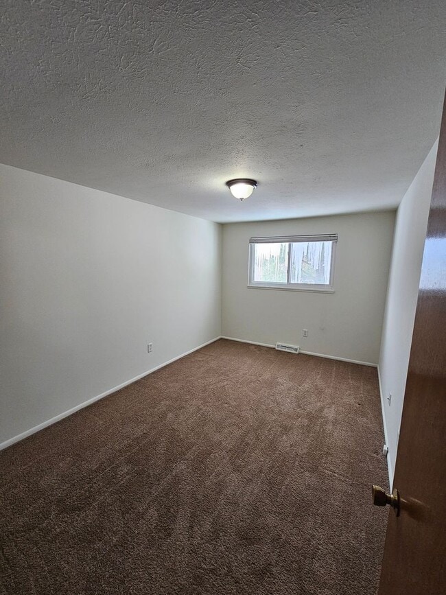 Building Photo - 3 Bedroom For Rent in Seven Hills