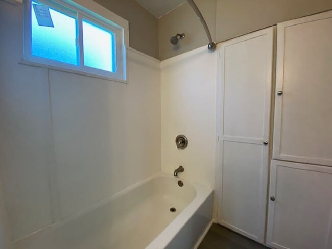 Building Photo - Three bedroom, one bathroom, single home i...