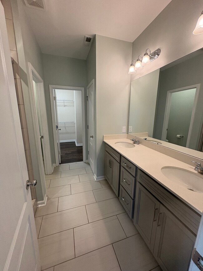 Building Photo - 1044 Crest Oak Ln