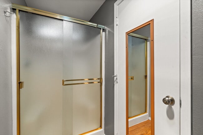 Building Photo - 2360 Temple Dr