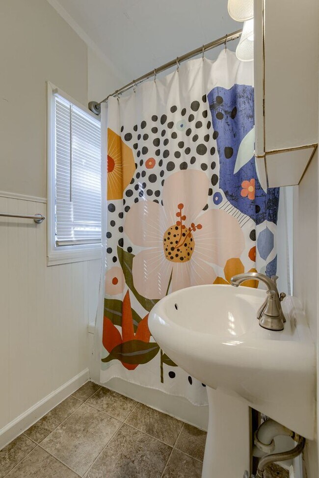 Building Photo - Cozy 2 Bedroom With Fenced Yard & Parking, Minutes from Old Market!!