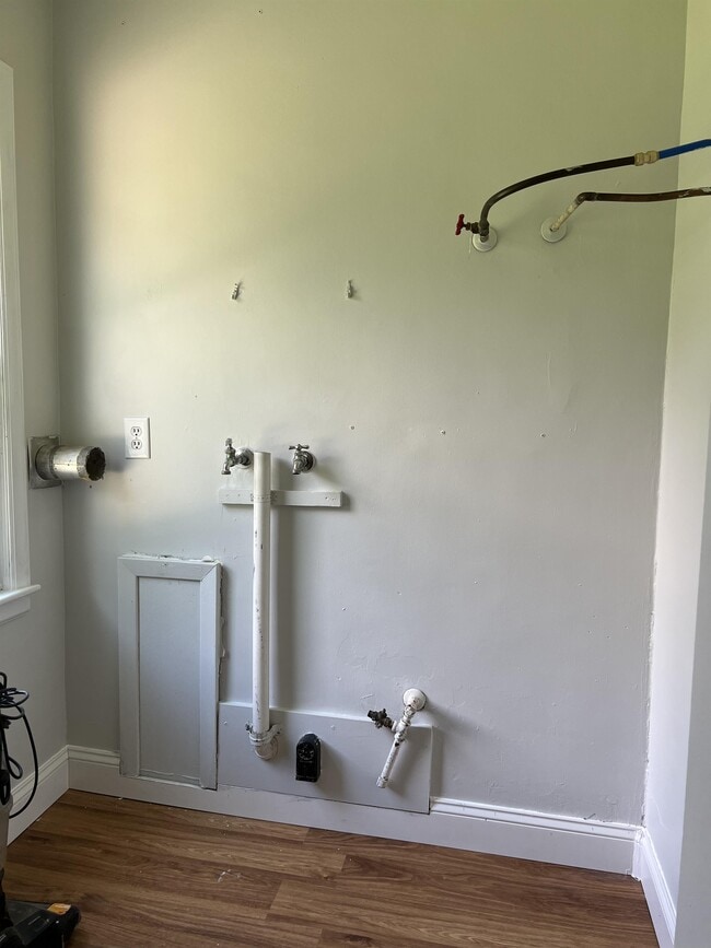 Building Photo - 413 10th St Terrace