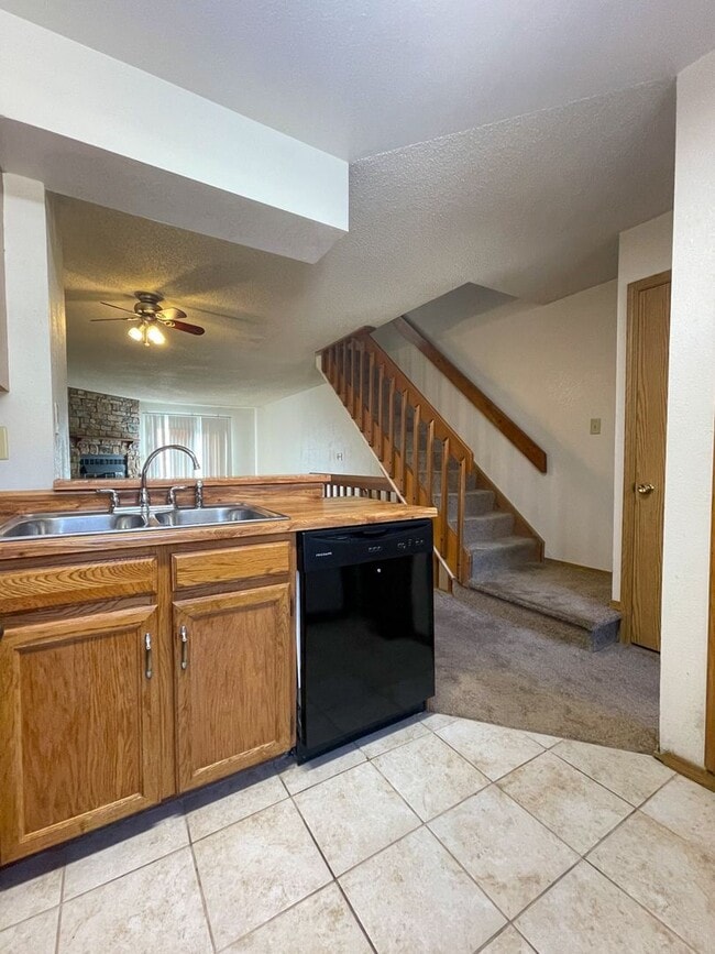 Building Photo - Beautiful 2-Bedroom Townhome in Aurora – A...