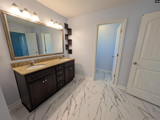 Building Photo - 13 Lillie Ln