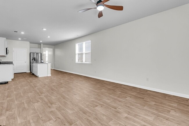 Building Photo - 3 Bedroom 2.5 Bath Located in Pine Hills i...