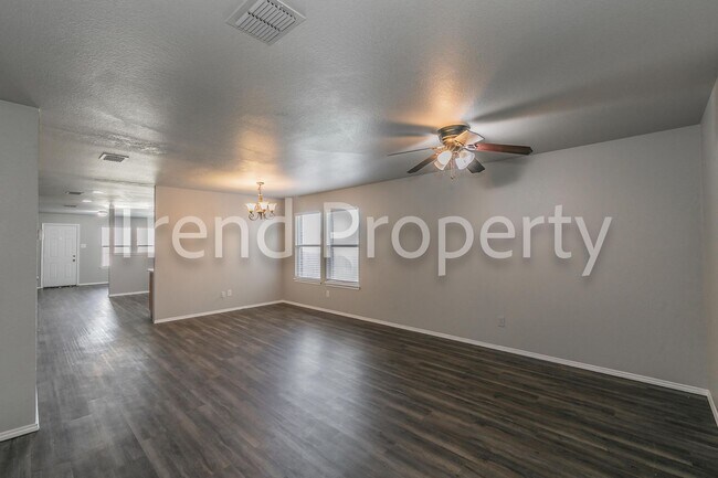 Building Photo - Beautiful Single Story 4 bedroom in Burles...
