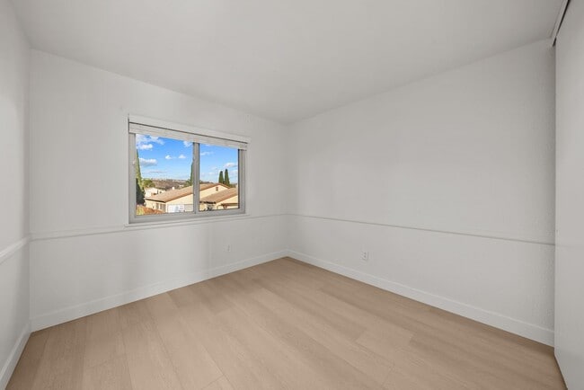 Building Photo - Exceptional 4 bedroom, 3 baths + loft, 2 s...