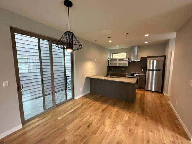 Building Photo - 3Bd/3.25Ba Seattle House