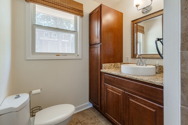 Building Photo - 2104 15th Ave S