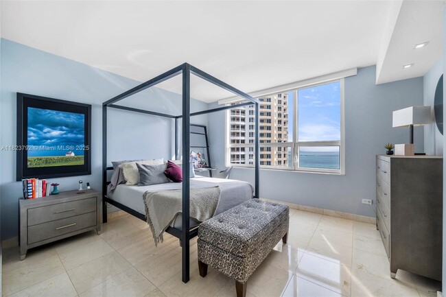 Building Photo - 848 Brickell Key Dr