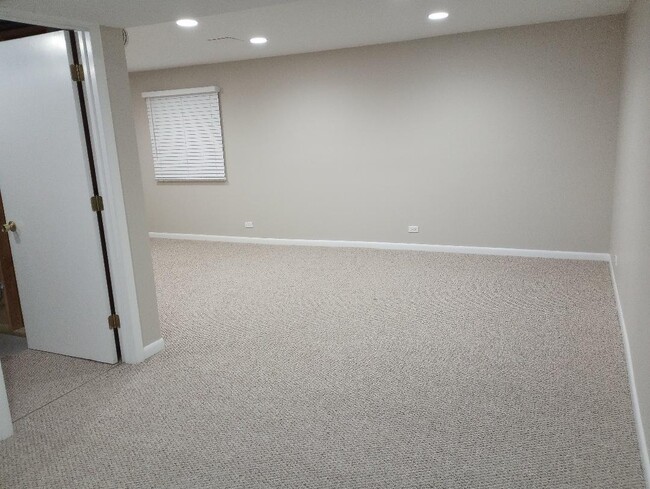 Building Photo - 110 Queens Cove
