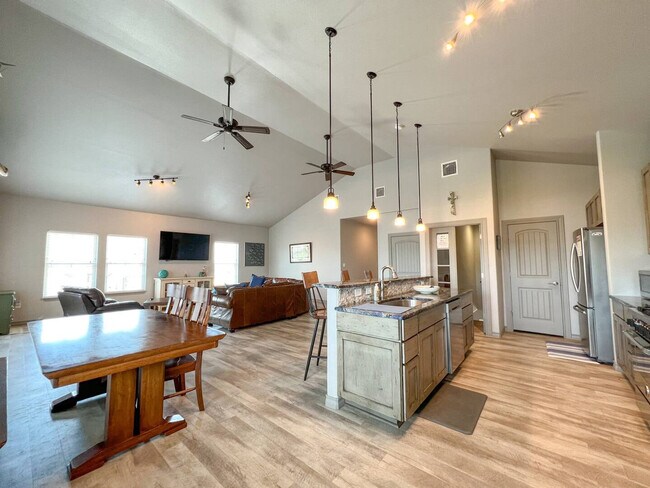 Building Photo - 4037 Summit Dr