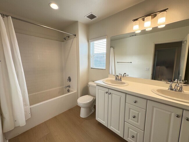 Building Photo - Beautiful 5Bd/3.5Ba Home in Cul-de-Sac in Riverside w/new Turf Back Yard and New Carpet!