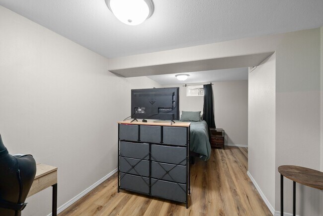 Building Photo - 324 S Omaha Ave