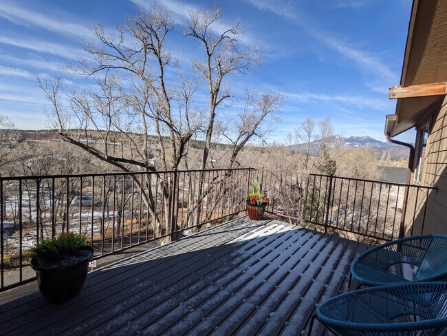 Building Photo - 538 S Fountaine St