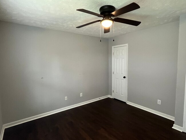 Building Photo - Stunning Tri-level Home on Cul-de-sac