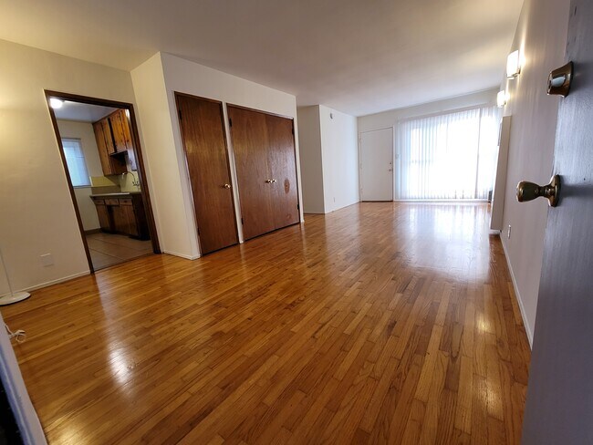 Building Photo - 2360 Walgrove Ave