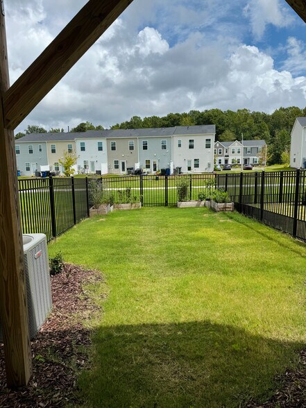 Building Photo - Room in Townhome on Chert Ln