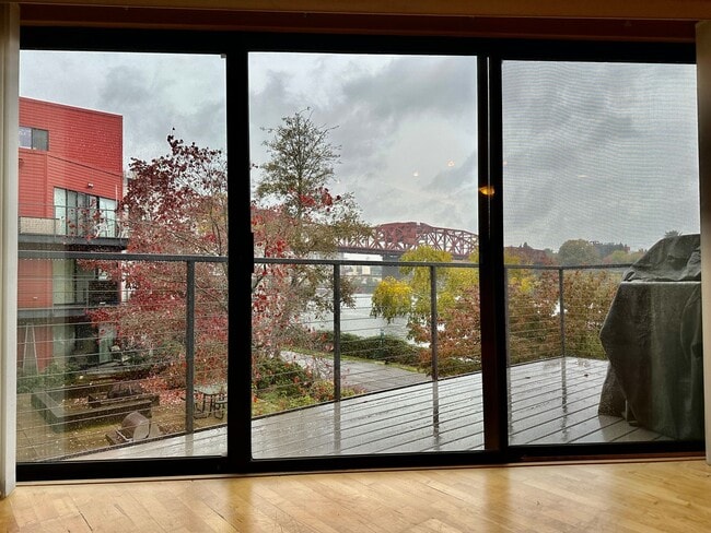 Building Photo - Top-Floor Riverfront Living with Broadway Bridge Views | 2 Bed + 2 Bath + Parking