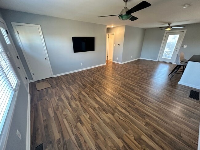 Building Photo - Beautiful House in Picadome! Off-Street Parking, W/D, Breakfast Bar, Deck, Fenced Backyard!