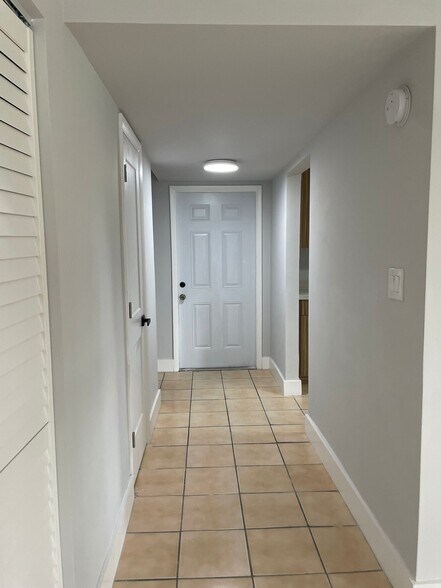 Building Photo - 1721 SW 40th Ter