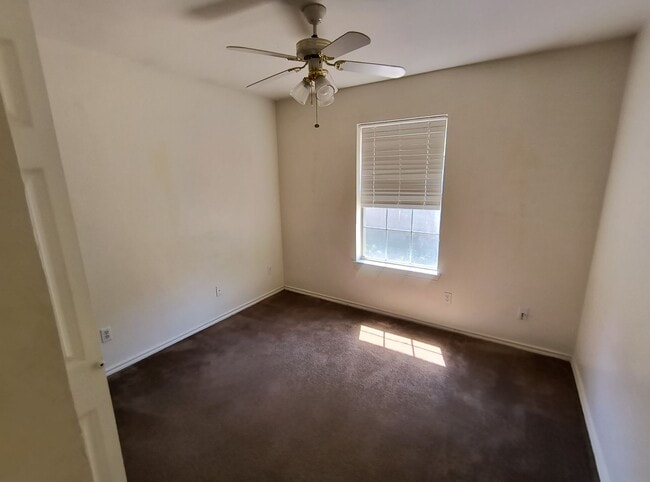 Building Photo - Beautiful 3-Bedroom, 2-Bath Home with Atta...