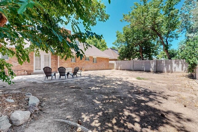 Building Photo - 3 Bedroom 2 Bath with 2 car garage