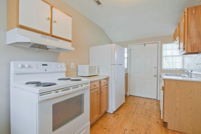 Building Photo - Knoxville 37917 - 2 bedroom, 1 bath home -...