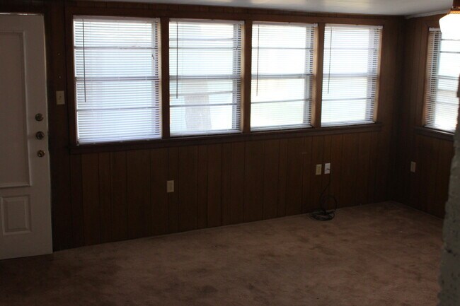 Building Photo - Updated 4 Bedrooms/2 Full Baths /2 Living Areas/2-car Garage