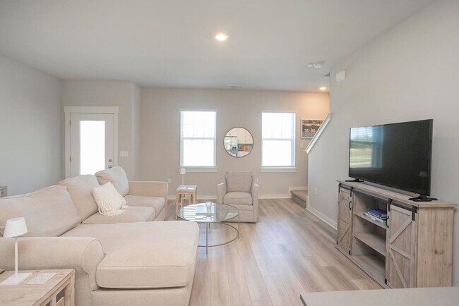 Building Photo - 517 Swanholme Dr