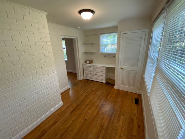 Building Photo - 3 Bed Brick Colonial Just Blocks from Red ...