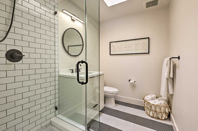 Building Photo - 155 E Creek Dr