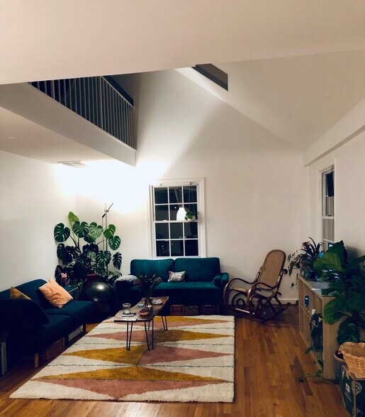 Living room - 2200 Washington Ave
