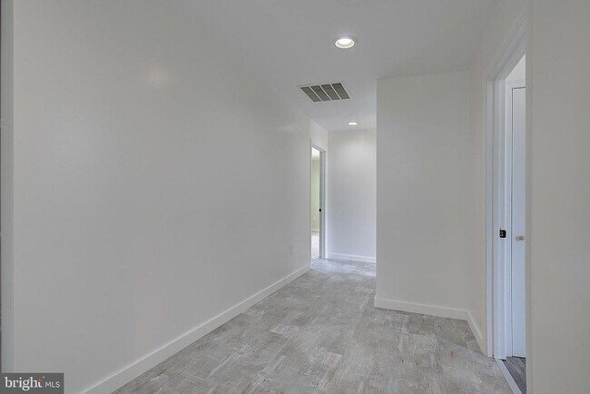 Building Photo - 5645 Battee Dr