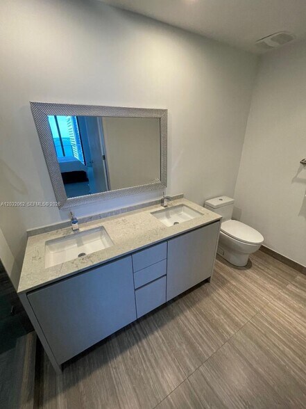 Building Photo - 1010 Brickell Ave