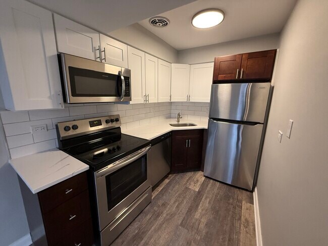 Building Photo - 744 W Gordon Terrace