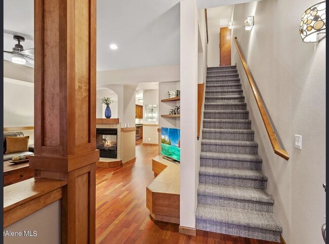 Building Photo - Executive Townhome - Walking distance to C...