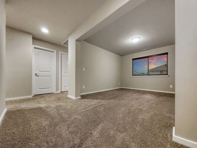 Building Photo - Luxury 2-Story house in private Cul de Sac