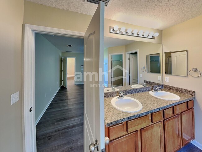 Building Photo - 12052 Hayden Lakes Cir